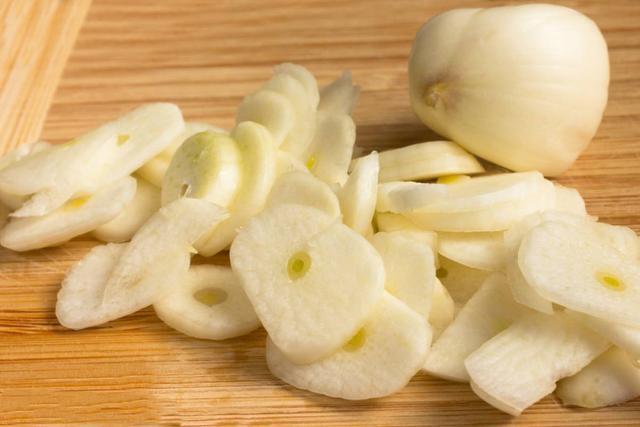 大蒜钓鱼试过吗教你三个小妙招，三分钟聚鱼，一袋烟功夫钓满箱