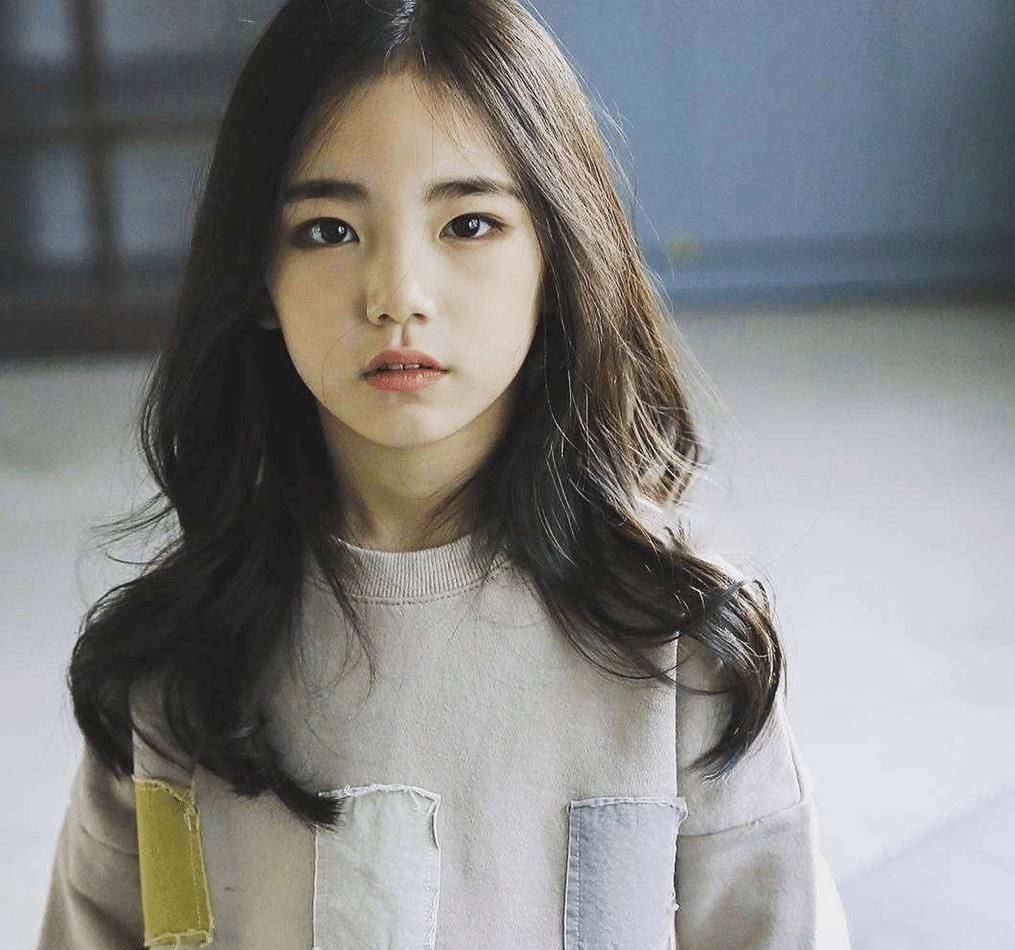 化妆品|韩国童模6岁开始化妆,12岁骨骼停止发育,妈妈的无知毁了孩子