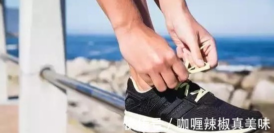 外国人|外国游客在中国疯抢“国产跑鞋”，遭国人吐槽，外国人带回国长脸！