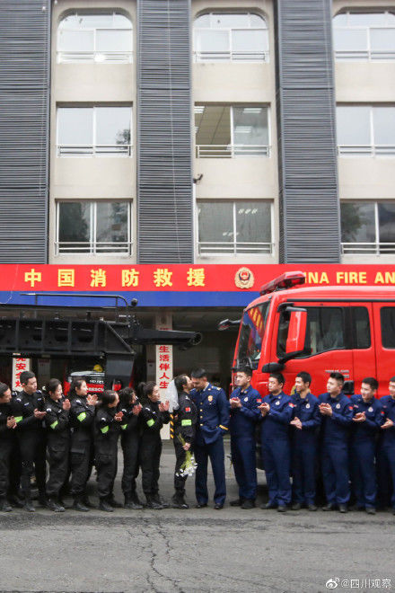 特警|婚纱照界最酷的“蓝色”cp！四川一消防员和特警领证啦