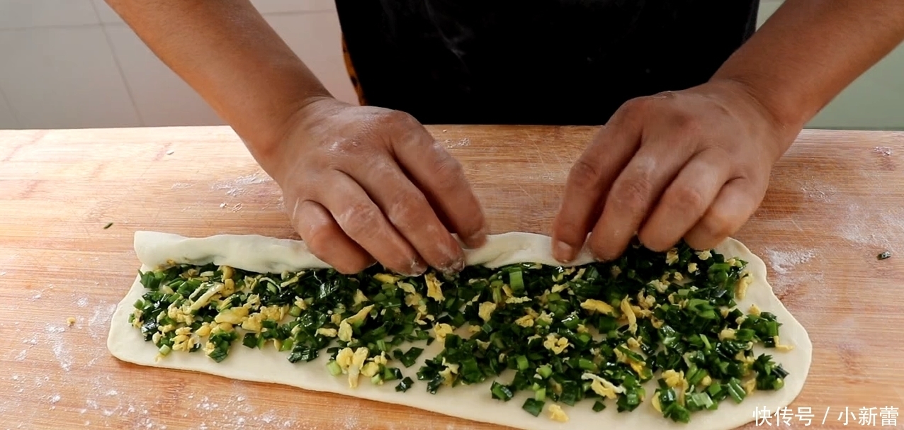 想吃韭菜盒子不用出去买,教你在家做更营养,薄皮大馅吃不够