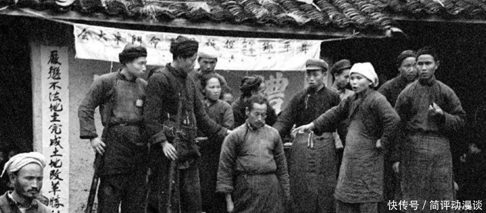 百姓|50年代批斗地主老照片:地主跪在批斗台上,百姓正在分东西!