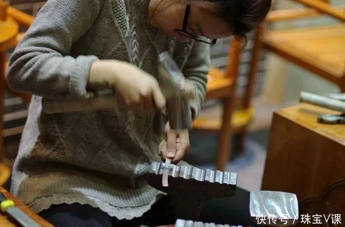 说女人戴了硬银会出事?今天告诉你真相