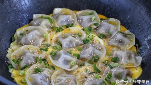 吃饺子不用水煮,加鸡蛋煎一煎,营养翻倍味道好,孩子天天点名要