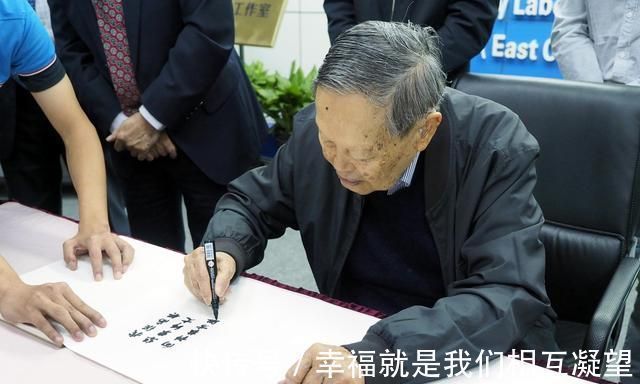 杨振宁!98岁杨振宁带翁帆写书法:提笔舞墨有功底,不愧是世界级大师