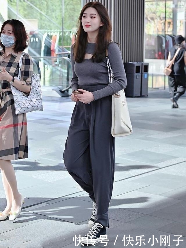 时尚穿搭,搭配休闲式百褶裙,刚好能够突出大长腿