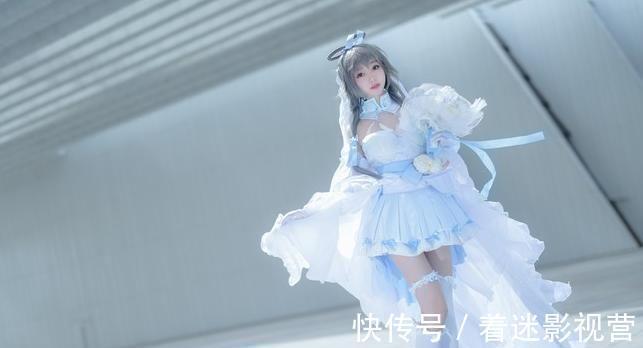 吸管儿|女孩穿10CM婚纱COS洛天依,被袜子抢镜,网友:敢买不敢穿