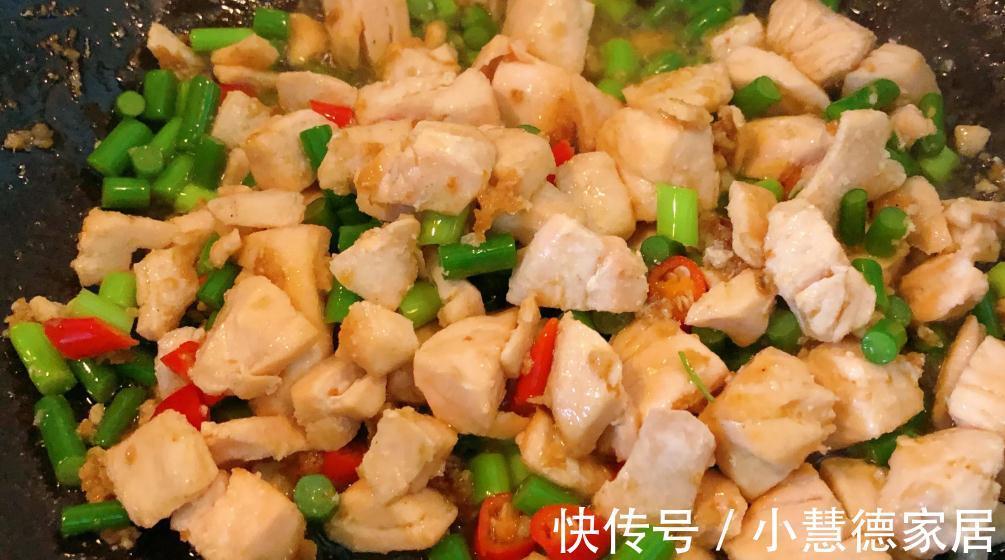 炒饭|好吃又美味的三文鱼炒饭，做这个炒饭，我特意买了几个鲜柠檬