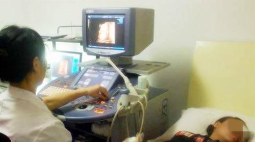 羊水|预产期过了20天,孕妈才到医院剖腹产,剖开肚子后医生摇头无知