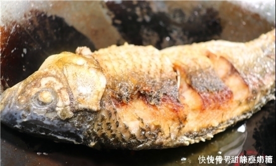 鲫鱼汤最营养的做法,教你一招,汤白如牛奶,比鸡蛋汤又鲜又美味