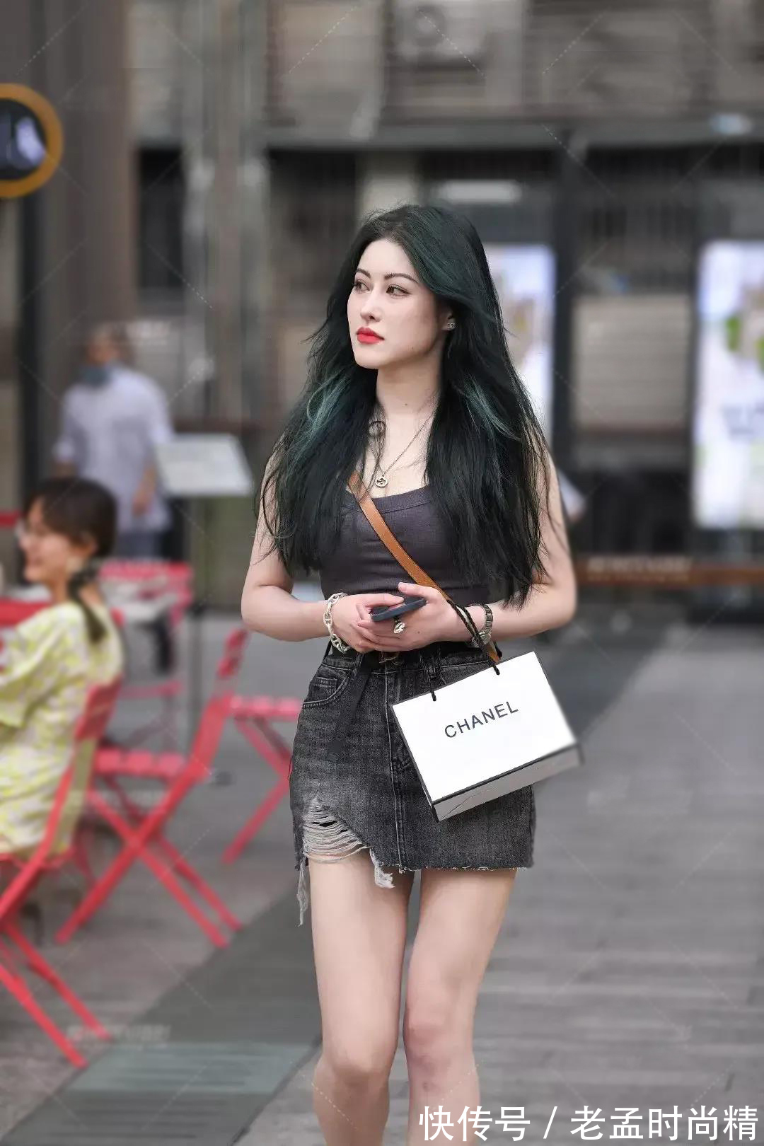 包臀裙|初秋牛仔短裙配背心,造型简单又大方,穿出了优雅的气质时髦的美