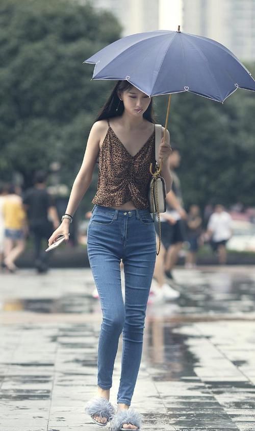 美女|小姐姐搭配一款白色的七分短裤,很好看