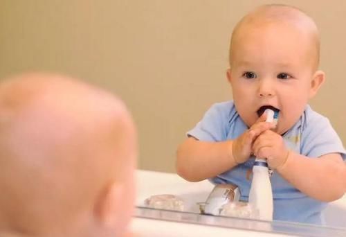 华华华|'我家孩子2岁就会刷牙了'，宝妈发朋友圈炫耀，医生评论：太难了