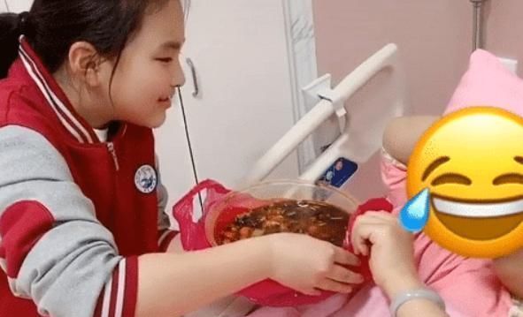 大宝|宝妈生完弟弟,女儿端一盆大龙虾前来诱惑,鉴定完毕,绝对亲生的