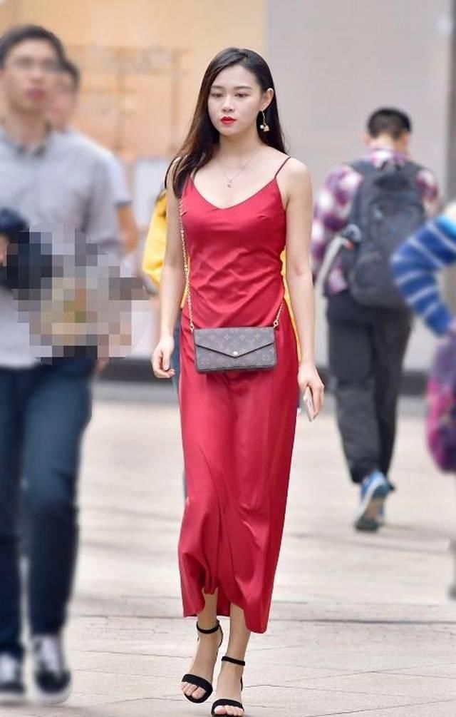 路人街拍，小姐姐不仅发型显得有女神范，小姐姐的颜值也很动人