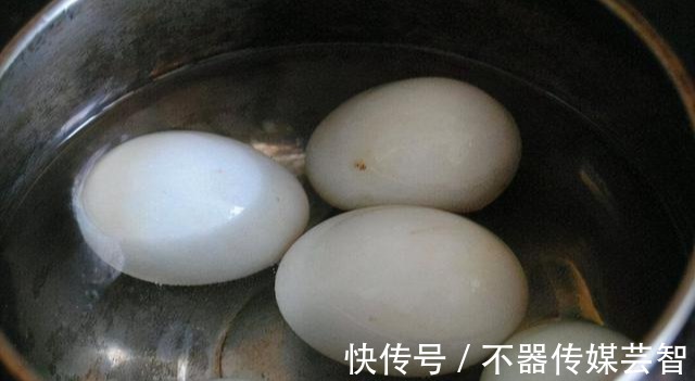 鸭蛋|腌咸鸭蛋,不用找黄泥,学会这个方法,简单零失败,个个流油起沙