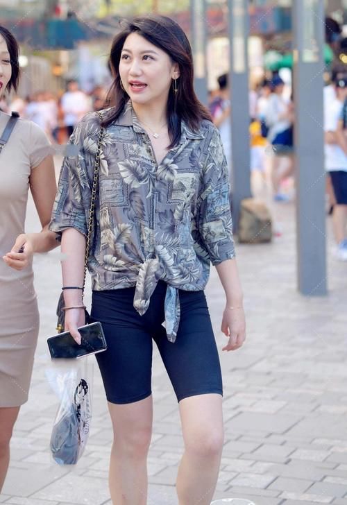 满满沙滩风格的衬衫，搭配黑色五分运动裤，这样的风格清新自在