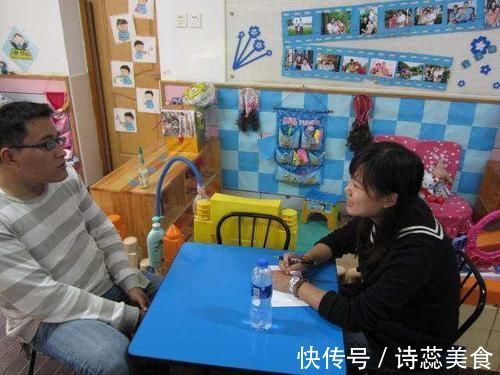 老师|8岁男孩总穿一身旧衣服,老师约见家长后,发现爸爸穿了一身名牌