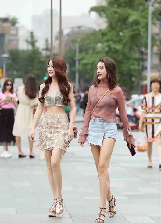 街拍:两大时尚的美女,身材窈窕有型,看起来散发女神气质