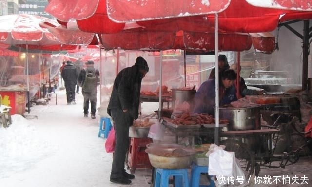 东北菜市场|大雪后东北农村菜市场,小贩冒雪去叫卖,猪血论盆卖
