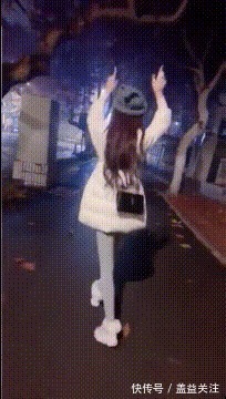 |搞笑GIF：接女朋友下班，走两个小时候了，还没有到家