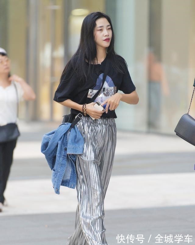 短裤 打底裤才是穿搭主角,修身的版型凸显身材,真佩服她!