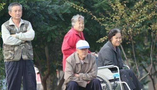 老年人|“中国姥姥”的一天，带娃做家务从早忙到晚，网友：比我上班还累