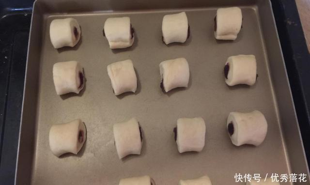 早餐|一个接一个,香甜可口牛奶面包,特别适合儿童早餐时吃