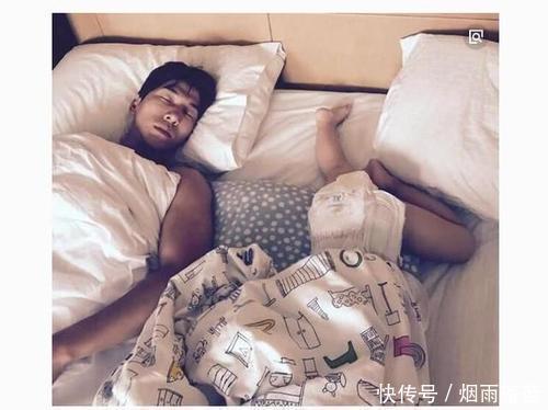 二宝|一家四口睡觉的照片火了,网友笑翻:父母是真爱,孩子是意外