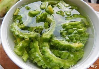 苦瓜炒肉丝是有诀窍的,这样炒苦瓜不苦,肉丝不柴,色泽翠绿好吃