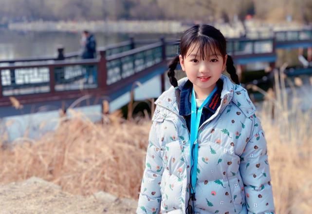 神犬小七|还记得4岁走红的阿拉蕾吗?现在被父母过度消费后,9岁长成这样