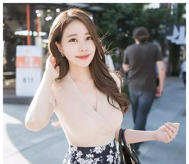 小姐姐|白色蕾丝上衣搭配浅蓝色丝绸裤子，彰显女性魅力