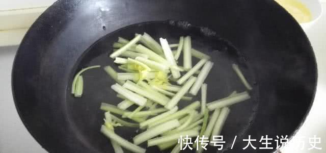芹菜|此道菜是血管“清道夫”,清理血液垃圾,为身体做个大扫除