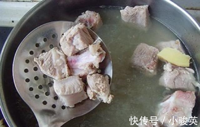 难吃|排骨焯水时,万万别直接下锅煮,别不当回事,不然肉又柴又难吃!