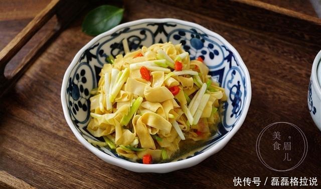 蒜黄这个做法,不用鸡蛋不用肉,比吃鱼吃肉还香,比白菜都受欢迎