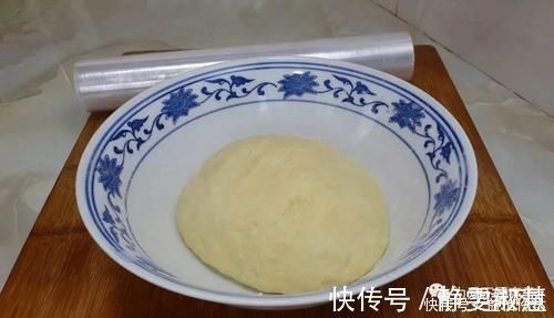 早餐别再烙饼了,加2个鸡蛋,外皮焦脆又松软,比鸡蛋饼油条好吃