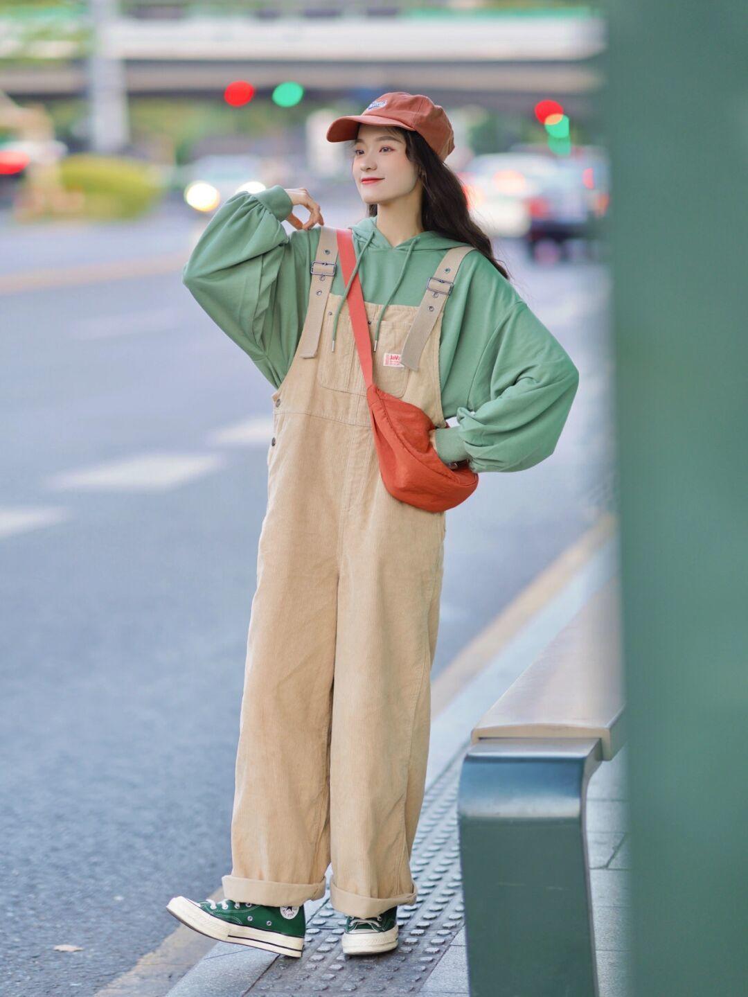 t恤|秋季穿搭指南:背带裙裤不可少,俏皮又元气