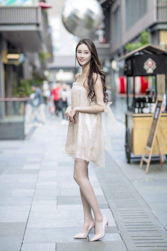 明艳动人|短发美女镂空修身裙,气质温婉,靓丽动人!