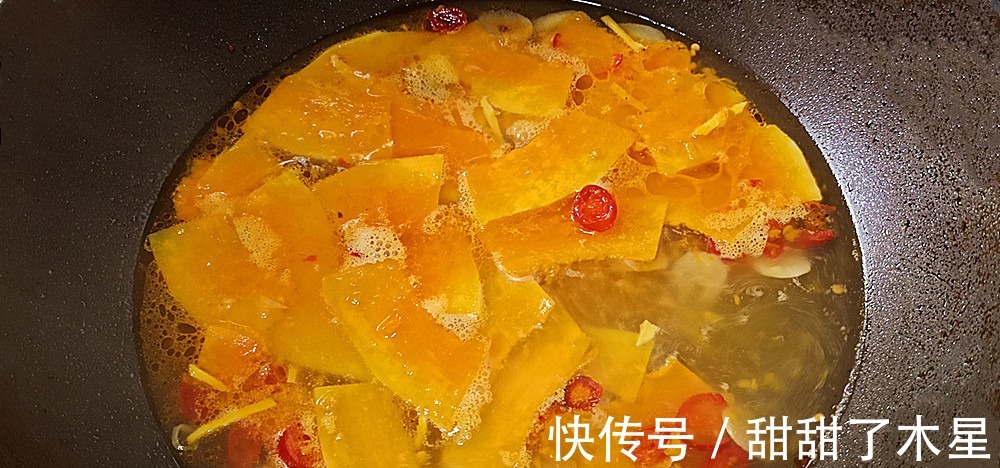 香菇|天热没有胃口给家人做一碗“金汤鸡丝面”,味道酸辣特别好吃!
