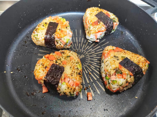 剩米饭新吃法，用手拿着吃，有趣又好吃，孩子一次能吃一碗饭