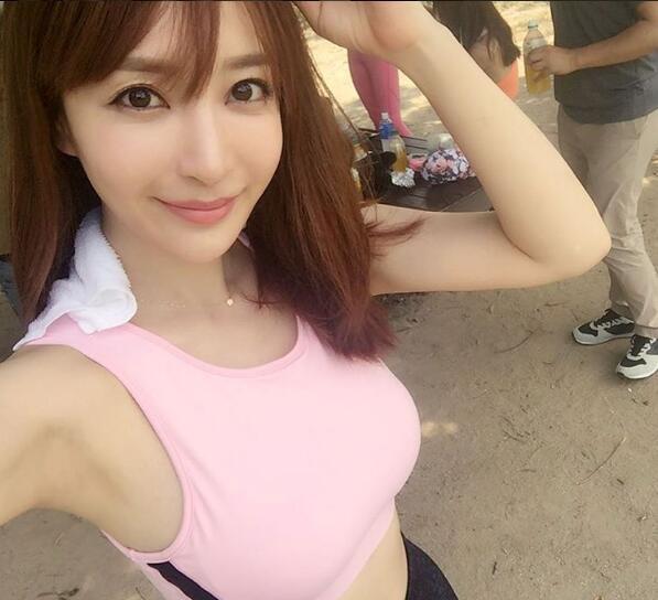 健身房|健身美女，身材线条堪称完美，被称之为“宅男女神”