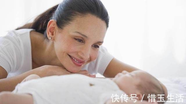 小动作|宝妈们一定要注意，1岁宝宝的这些小动作，可能表达着他的不舒服