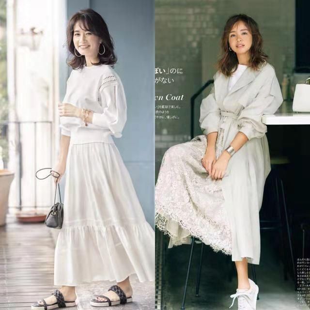 40+女人穿衣在精不在多，休闲上衣搭配半身裙，穿出高级感