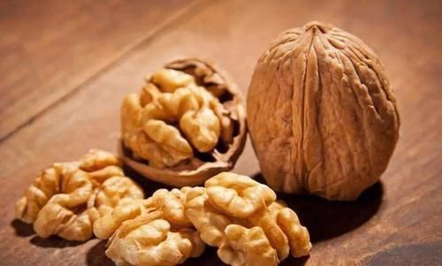 什么时候吃核桃抗衰老效果最好?每天吃多少核桃才合理?了解一下
