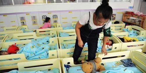 午睡|两个孩子一个睡午觉,一个不睡午觉,长大后这3个差距一目了然