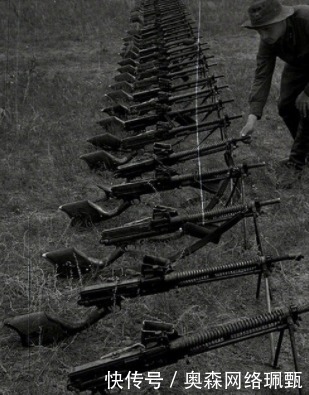 新奇|诺门罕战役老照片，苏军缴获的日军武器，一脸新奇的样子