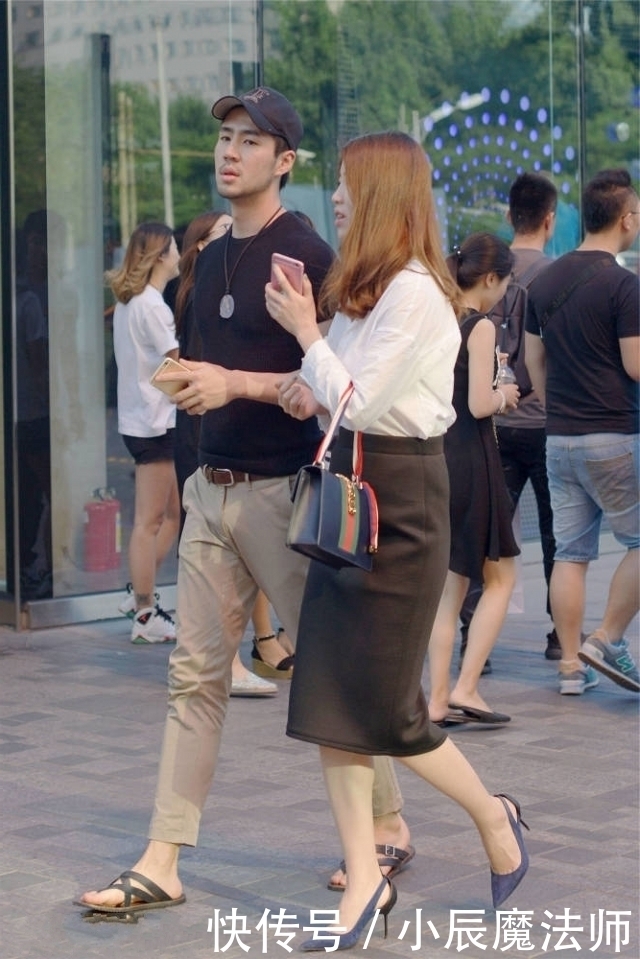 路人街拍，小姐姐休闲衬衫搭配牛仔热裤，显满满的丽人气质