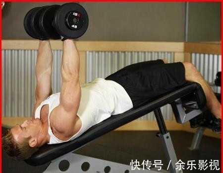 推举|健身练胸肌，选杠铃还是哑铃？