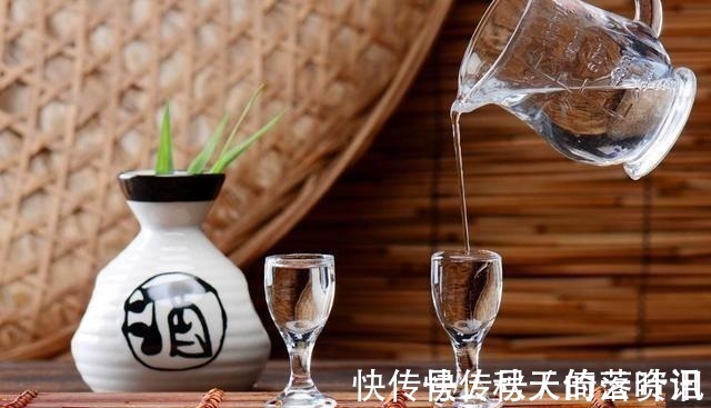 宾客$喝酒,不懂礼仪怎么行,牢记喝酒“5大礼仪”,做一个有涵养的人