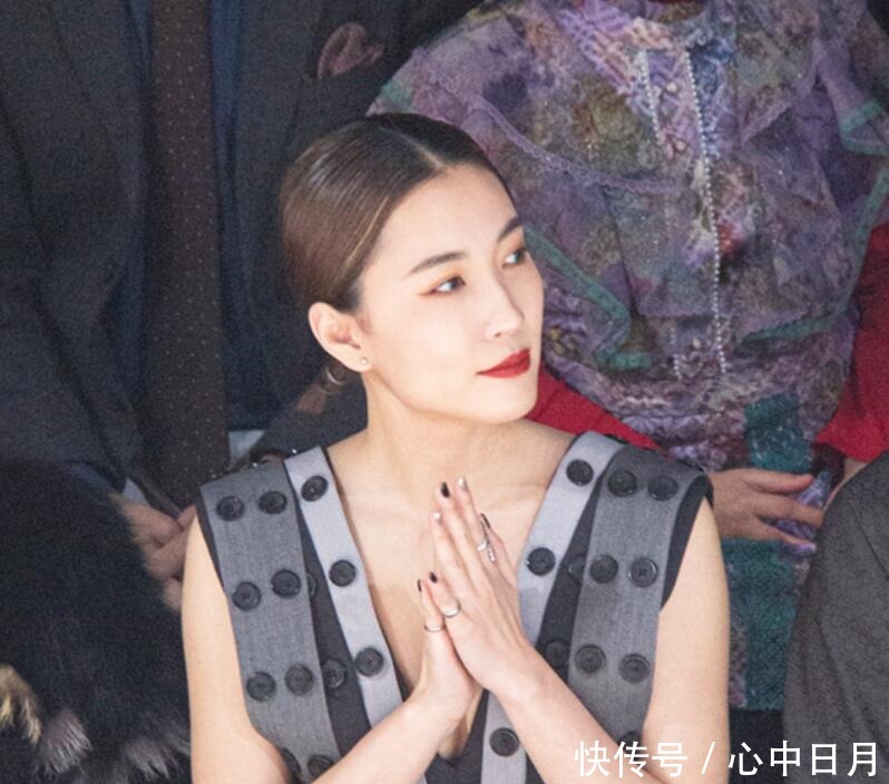 闫鹿杨受邀出席中国国际时装周 驾驭时尚美艳动人!